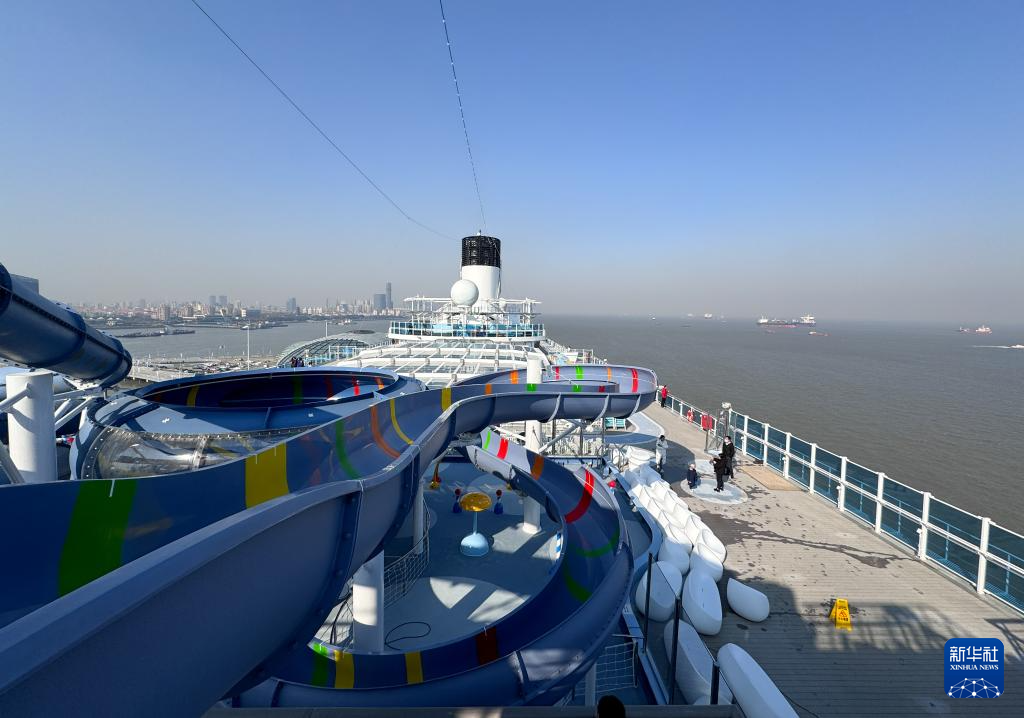 出海！中国国产首艘大型邮轮离港试
