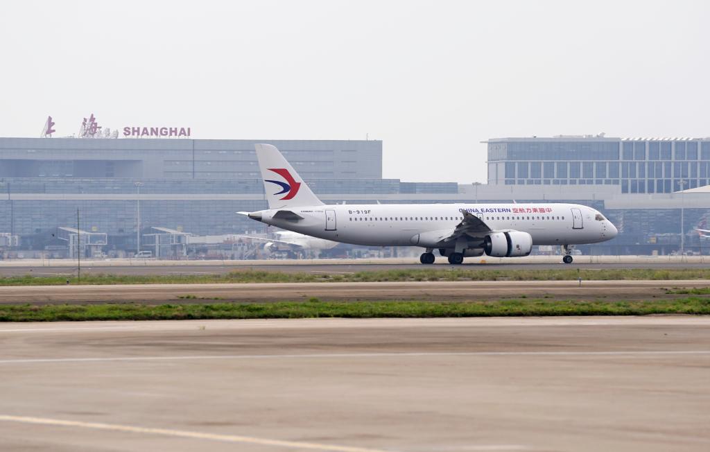 新华全媒+｜C919号首个跨境商业包机自香港飞抵上海