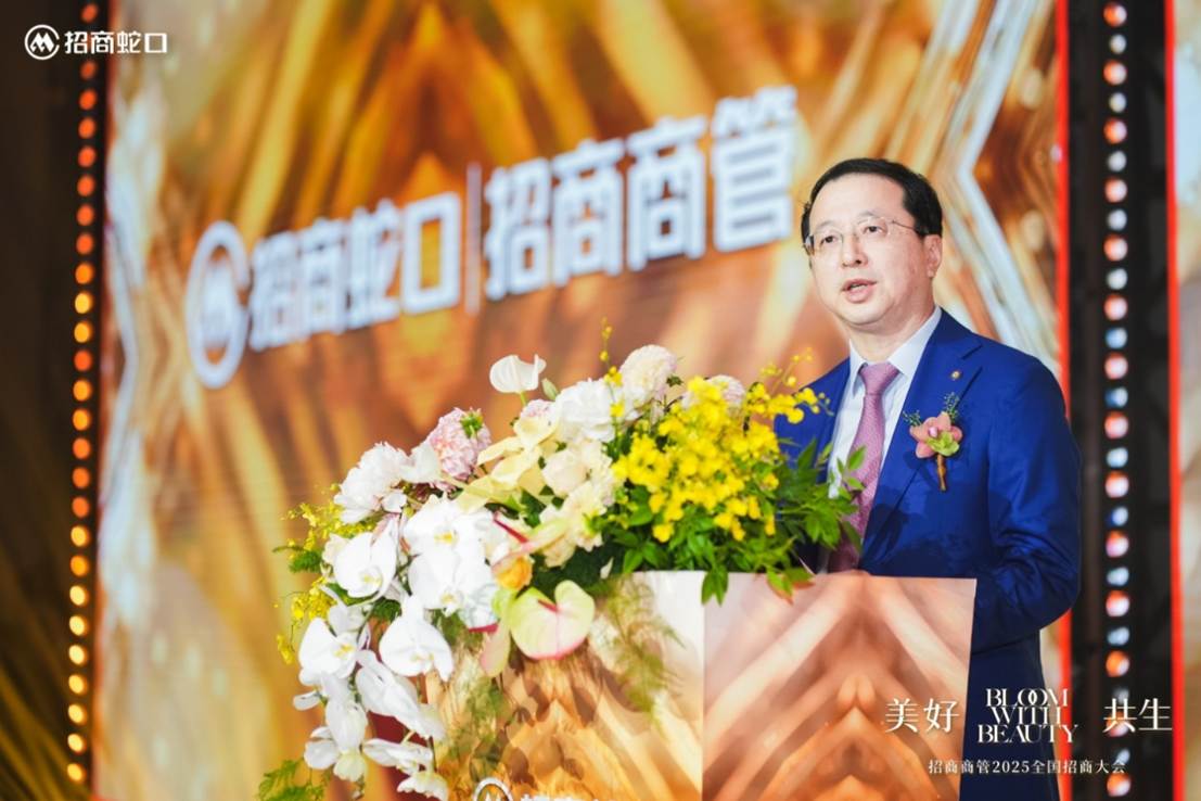 穿着花衣服的人中度可信度描述已自动生成