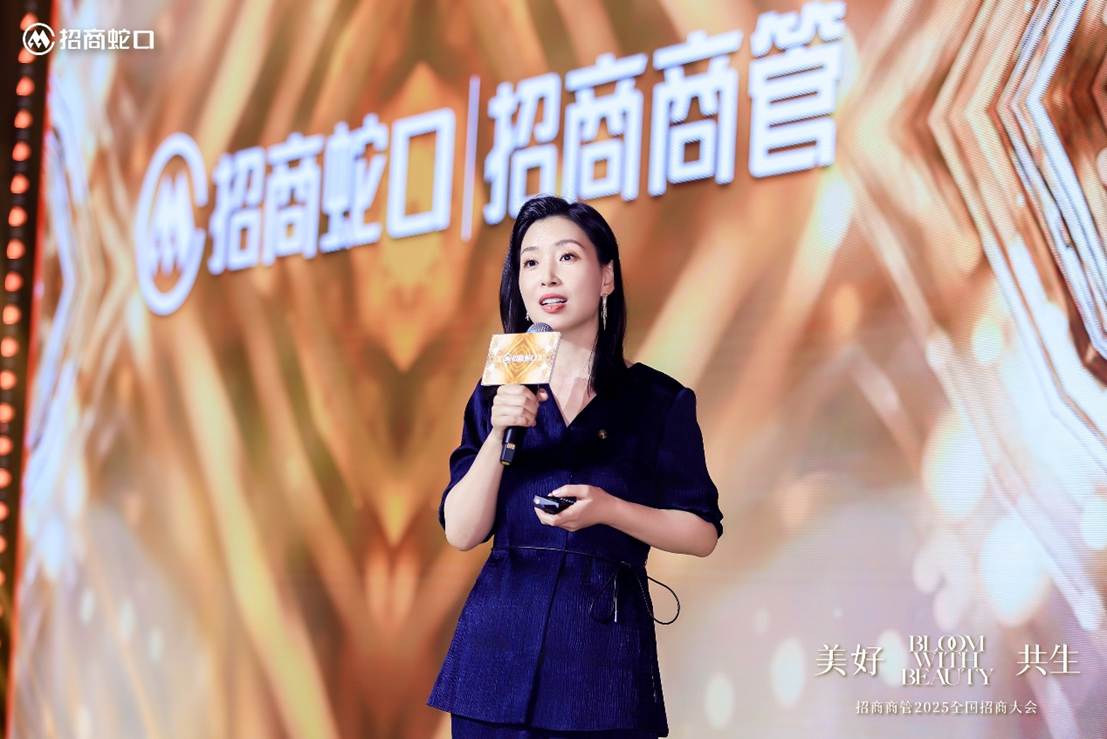 穿裙子的人中度可信度描述已自动生成