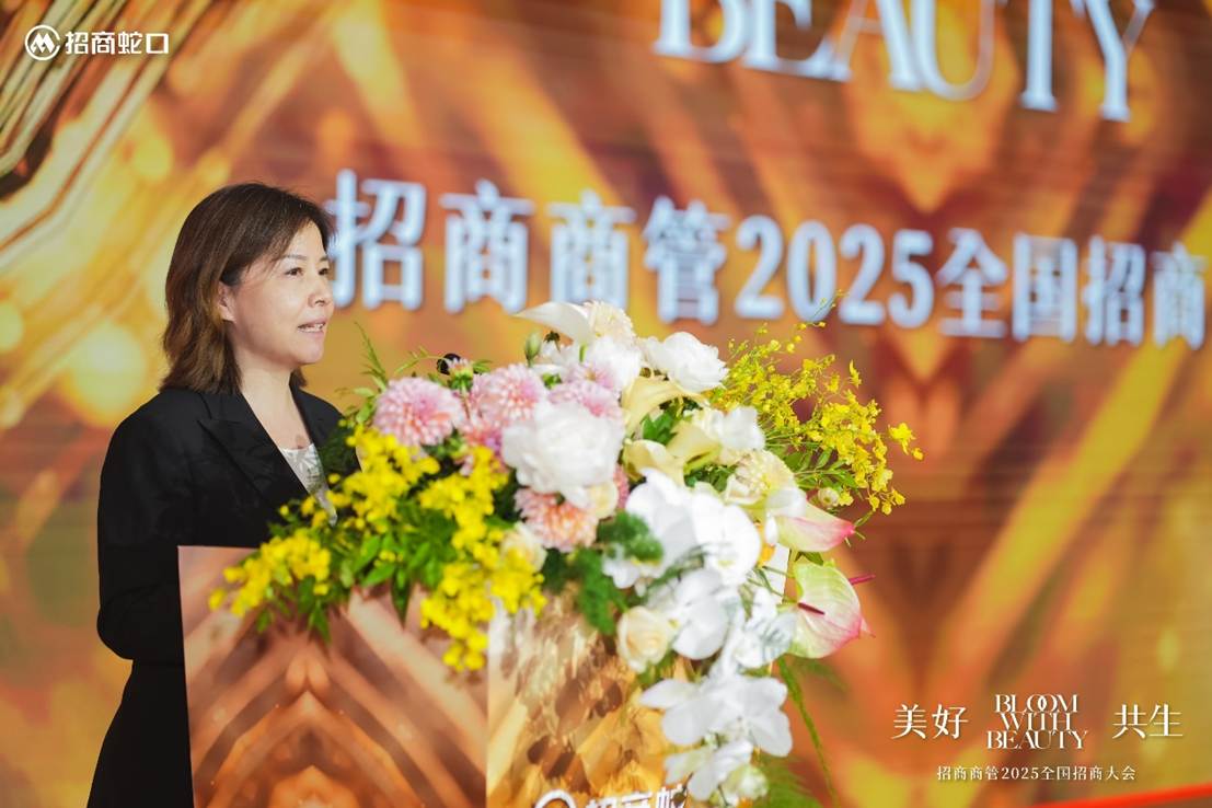 图片包含 游戏机, 花, 女人, 桌子描述已自动生成