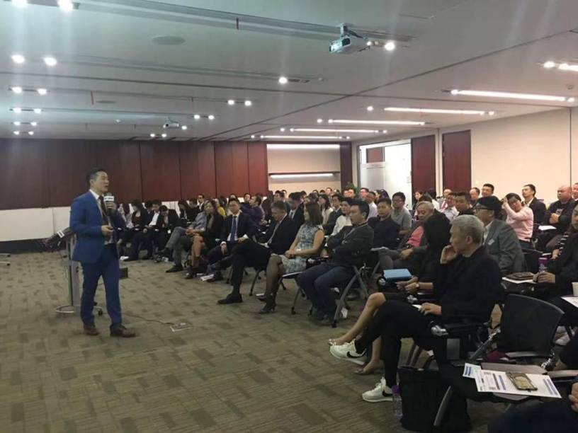 大厅里的人们描述已自动生成