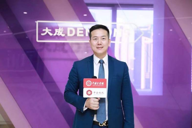 穿着西装笔挺的男子与配字描述已自动生成