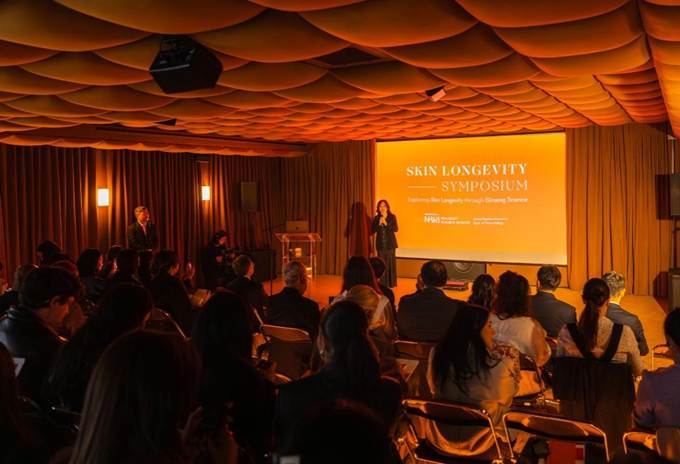 一群人在餐厅里AI 生成的内容可能不正确。