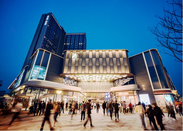 一群人站在建筑的摆设布局描述已自动生成