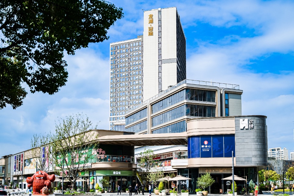 建筑前的广场上有许多人描述已自动生成