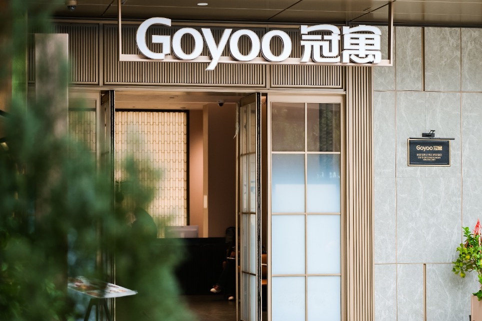 门前的花中度可信度描述已自动生成