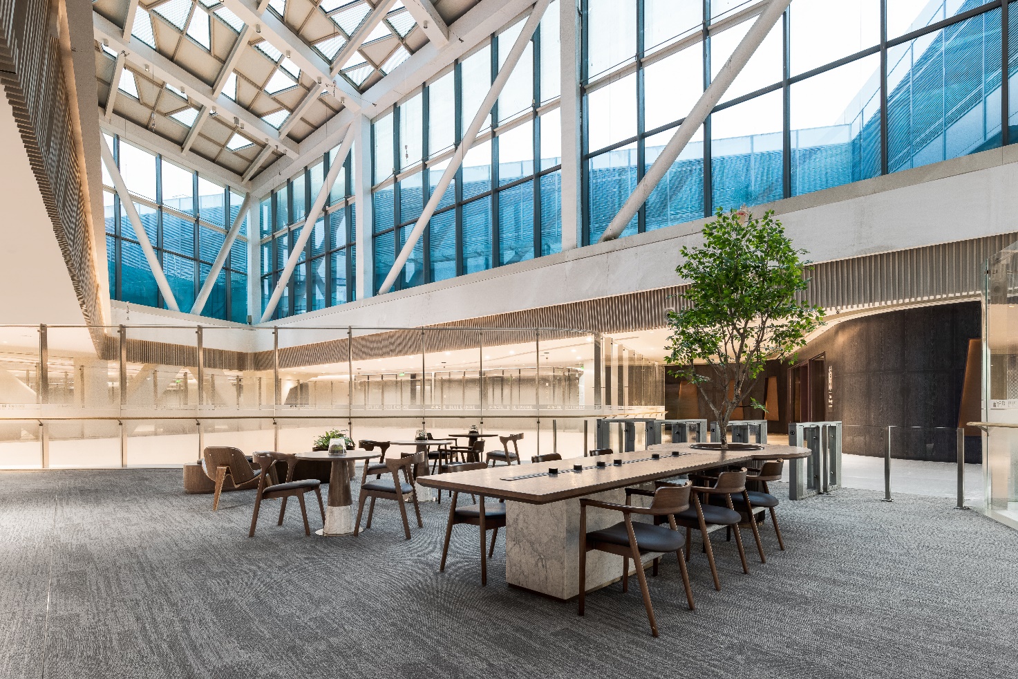 建筑旁的椅子上中度可信度描述已自动生成