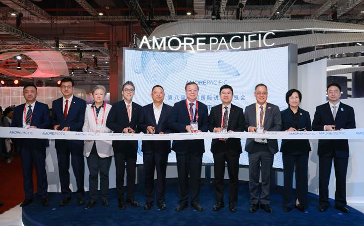 一群人站在台上AI 生成的内容可能不正确。