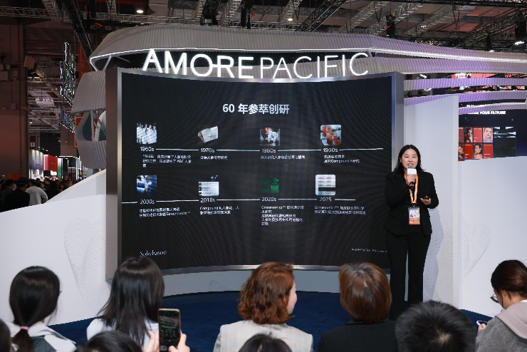 人们在看台上的人在电视前AI 生成的内容可能不正确。