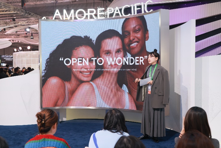 一群男人和女人的照片AI 生成的内容可能不正确。