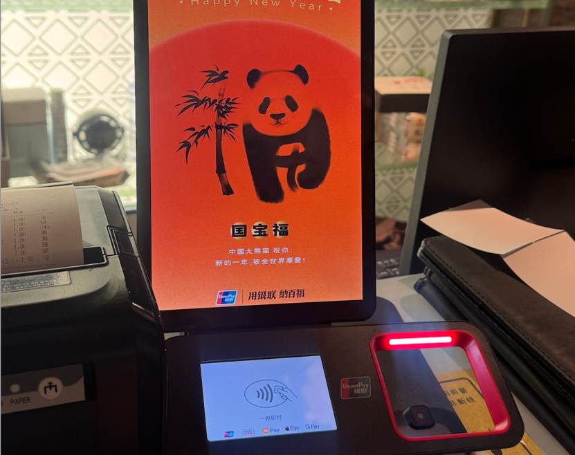 桌子上的电脑和手机AI 生成的内容可能不正确。