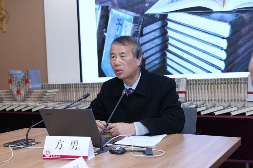 人拿着笔记本电脑的桌子前AI 生成的内容可能不正确。