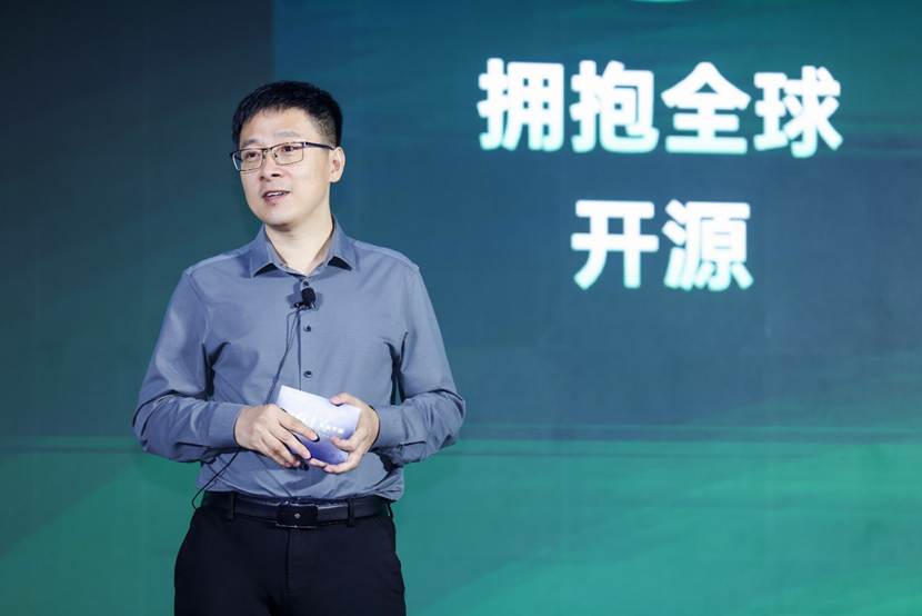 手拿球拍的男人AI 生成的内容可能不正确。