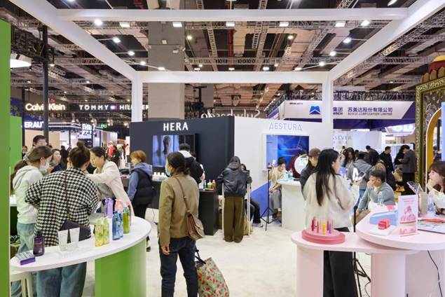 展会现场消费者络绎不绝，纷纷驻足体验