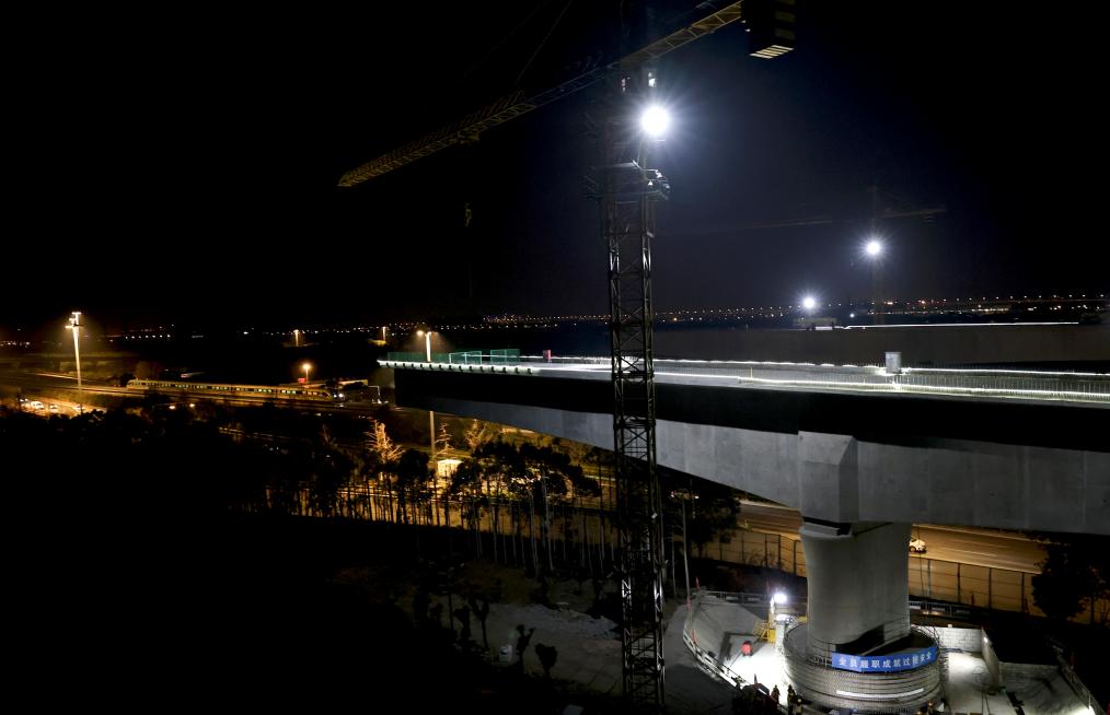 夜上海：万吨桥梁成功跨越磁悬浮运营线路