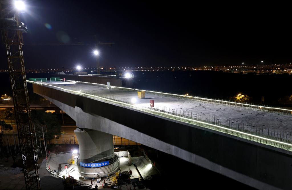 夜上海：万吨桥梁成功跨越磁悬浮运营线路