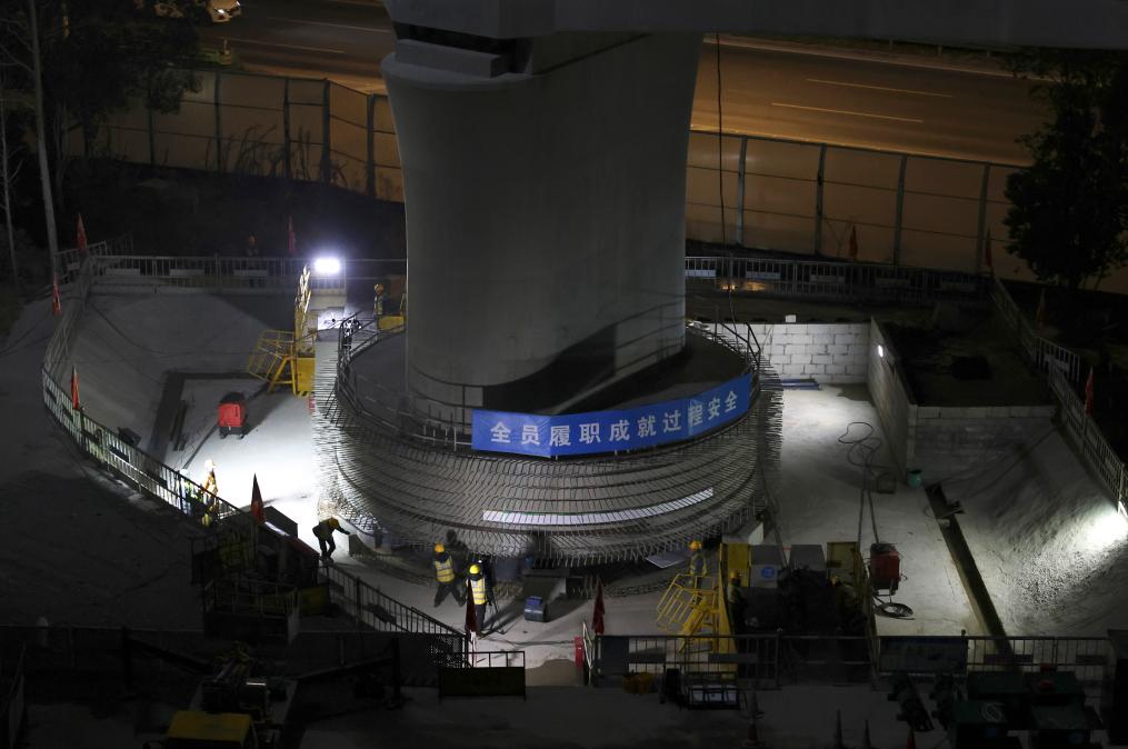 夜上海：万吨桥梁成功跨越磁悬浮运营线路