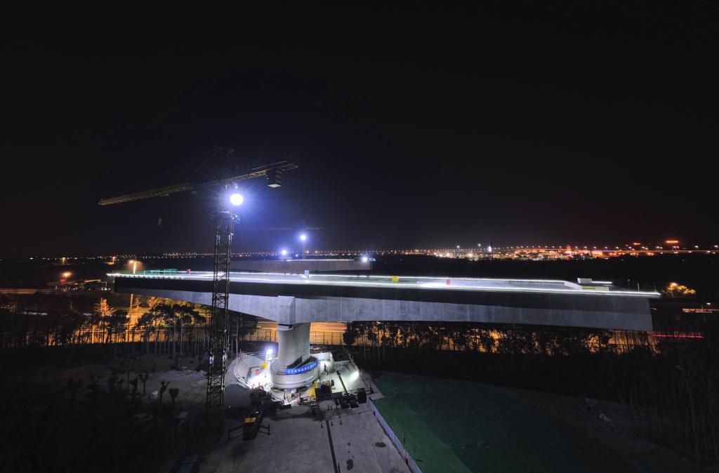 夜上海：万吨桥梁成功跨越磁悬浮运营线路