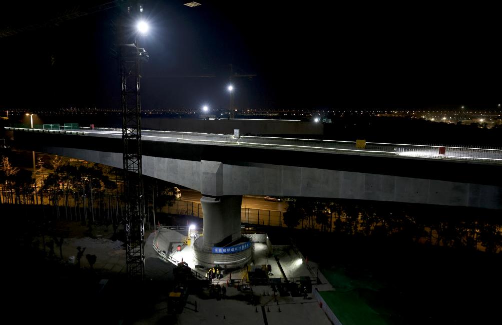 夜上海：万吨桥梁成功跨越磁悬浮运营线路