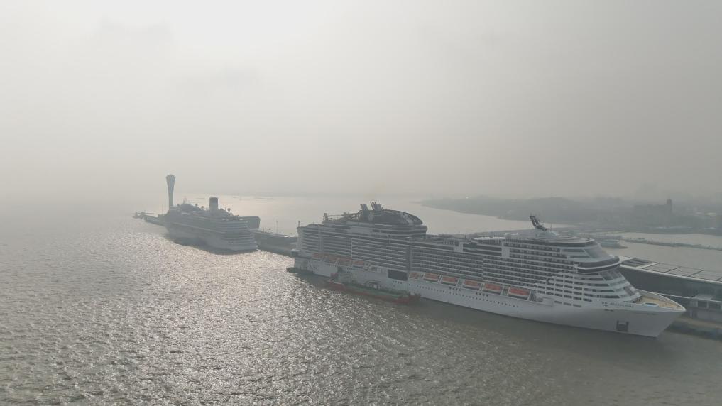 双邮轮同靠爱上海港 边检助力高效通关