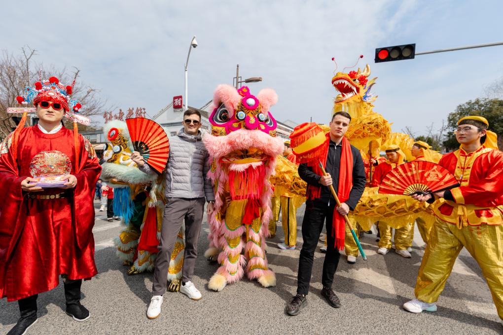 新华视点｜从“老外”到“老乡”，他们为何到中国过年？