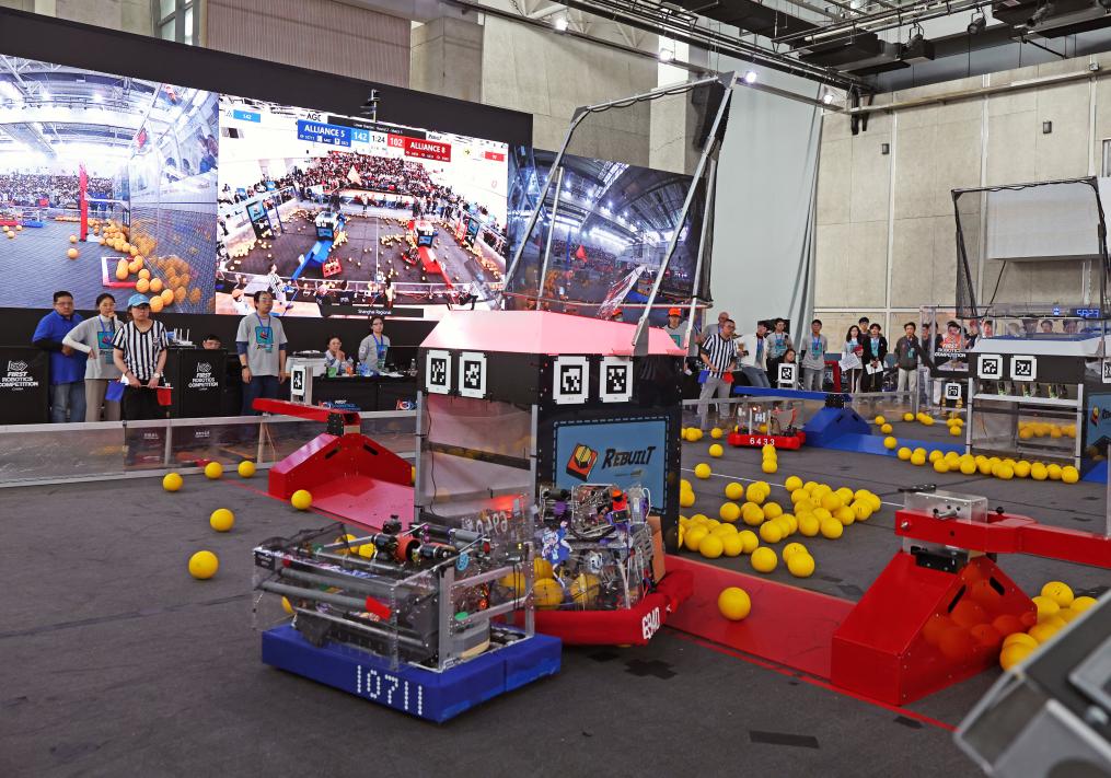 中外青少年在沪比拼机器人技能