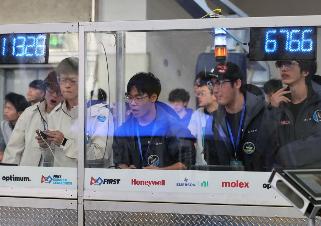 中外青少年在沪比拼机器人技能