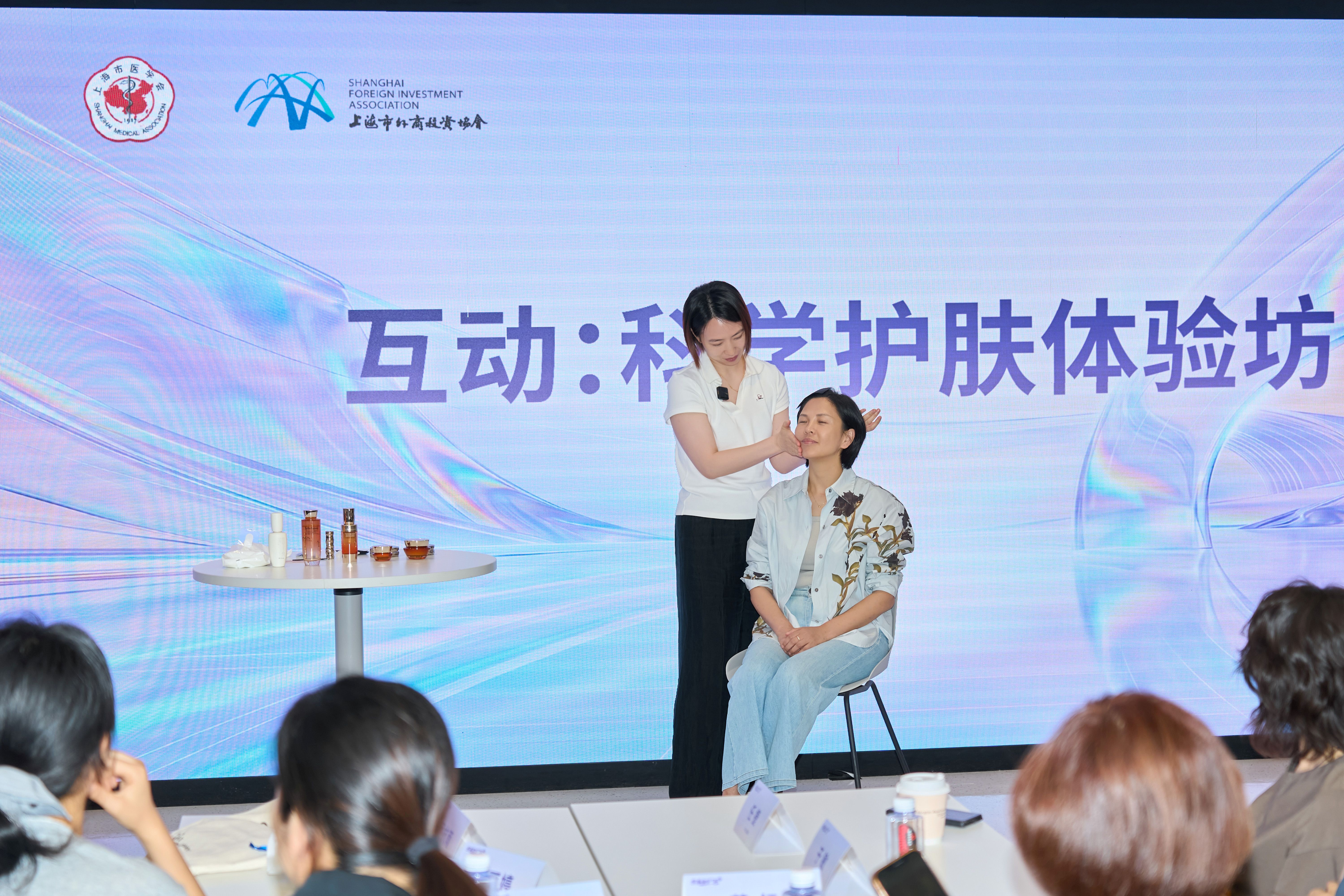 新闻图片2_雪花秀美容师护肤实操演示 1