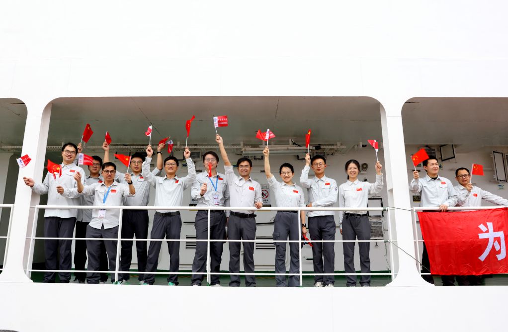 中国第16次北冰洋考察队“双龙”凯旋抵沪