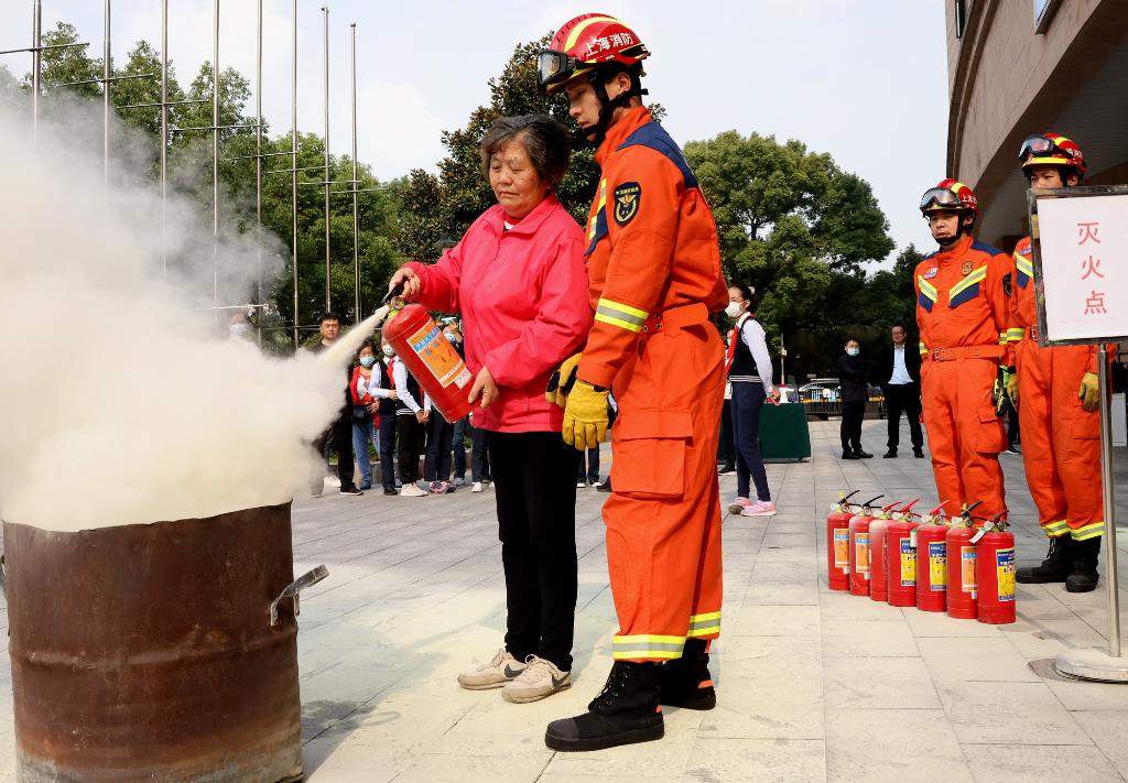 上海長寧舉行消防救援綜合演練