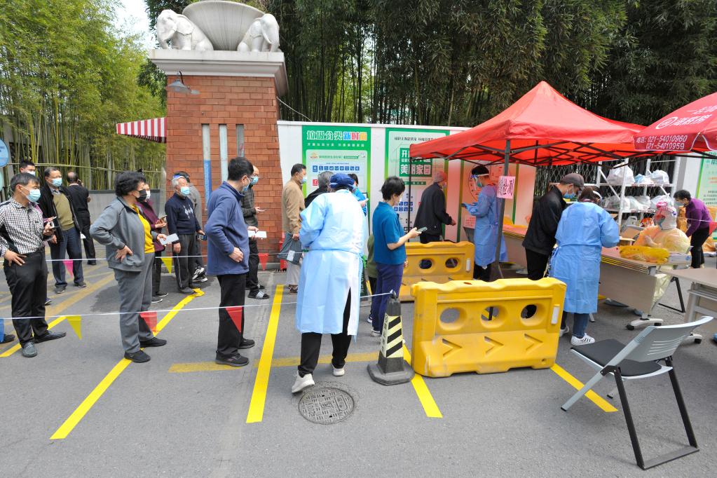 上海：小区内居民核酸检测有序进行