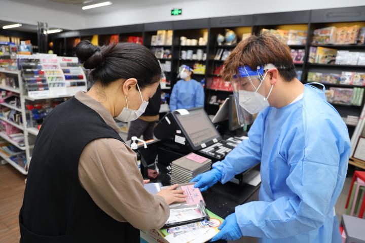 上海首家新華書店復市 “書香氣”逐步回歸