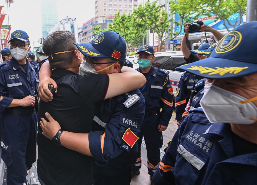兰州山河救援志愿服务队撤离上海