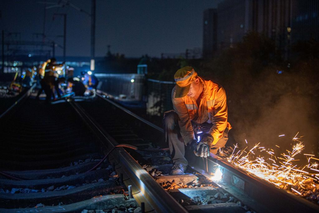 滬杭高鐵進行換軌施工