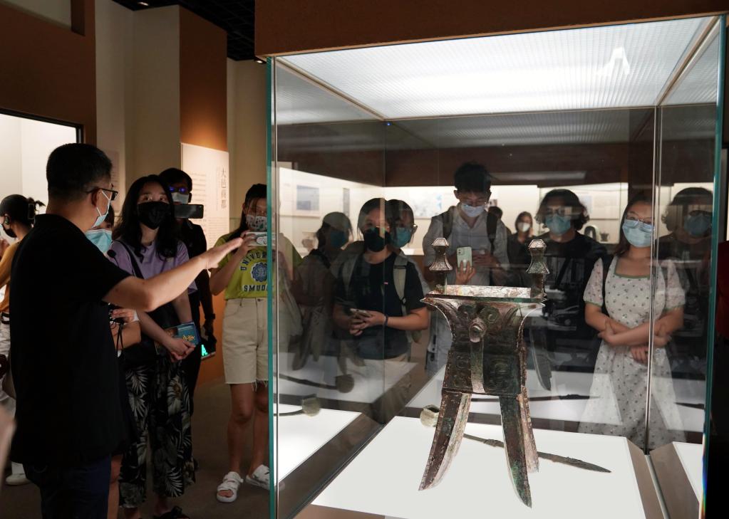 上海：高校中外学生观看考古文物大展