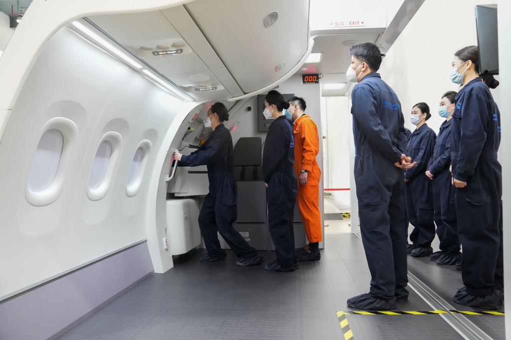 “C919乘务员”是这样练成的