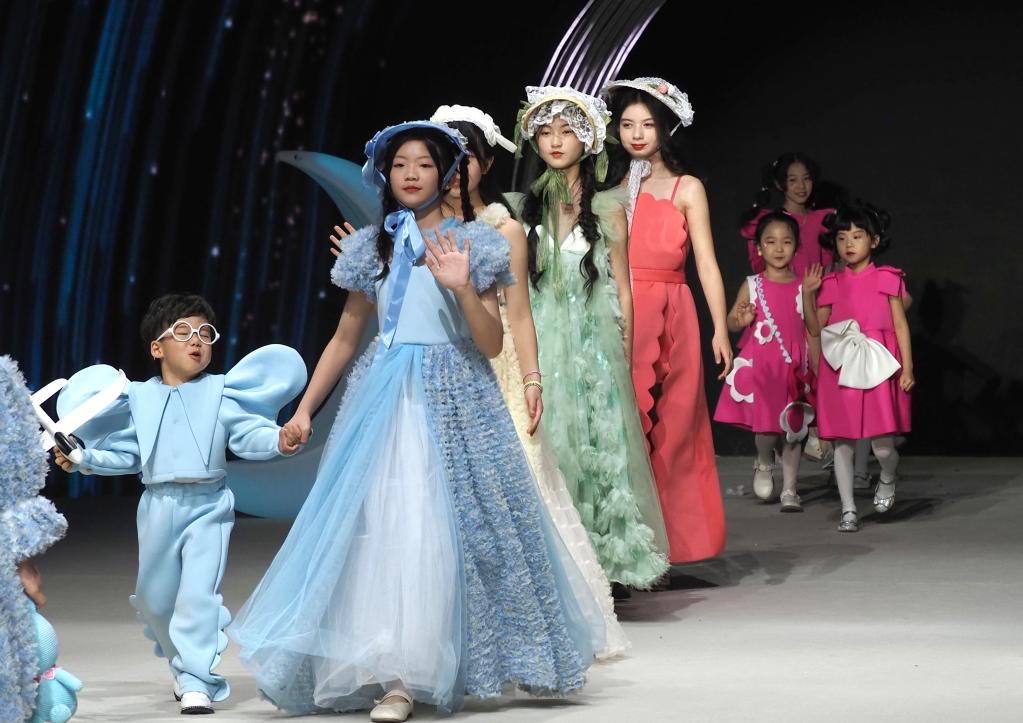 上海时装周上演时尚童装秀