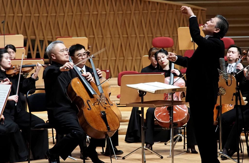 大提琴演奏家王健在上海演出